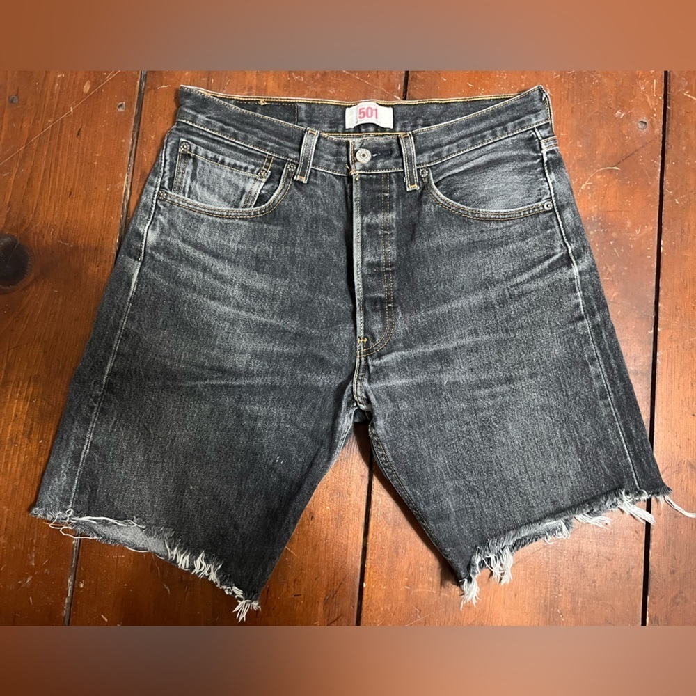 Levi’s 501 women’s 32 black slim fit distressed Bermuda cut short frayed hem